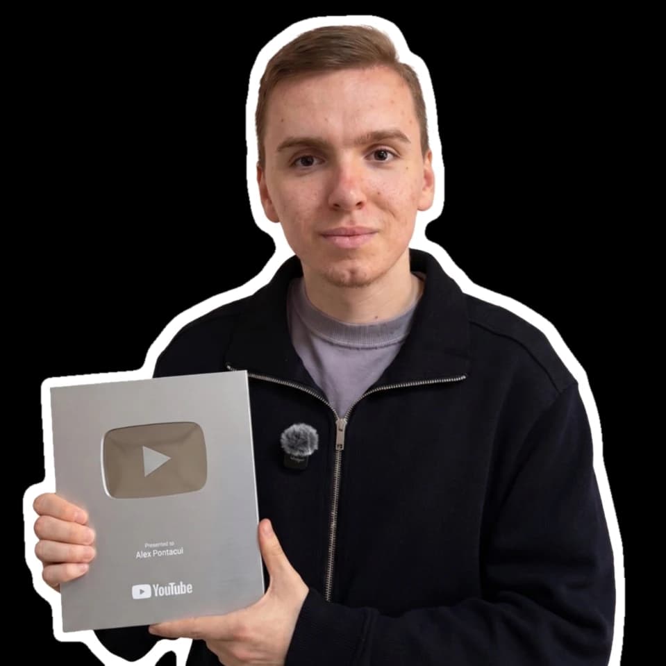 Pontacul ținând premiul YouTube Silver Creator Award